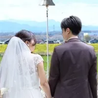 桜の中で結婚式