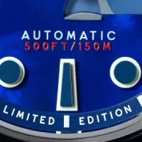 光るネッシー時計