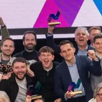 講談社とリバプールFCの受賞