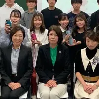 大学生と向き合うボトル